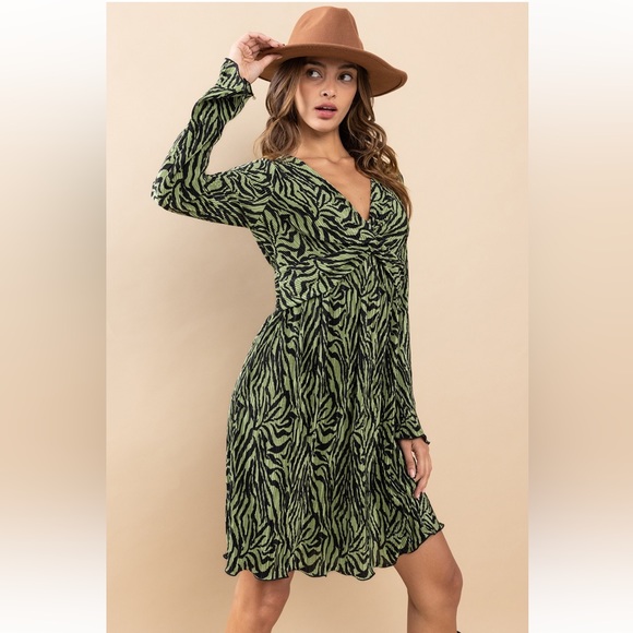 40 Fabulous Wave Pattern Front Twist Dress - Picture 6 of 7